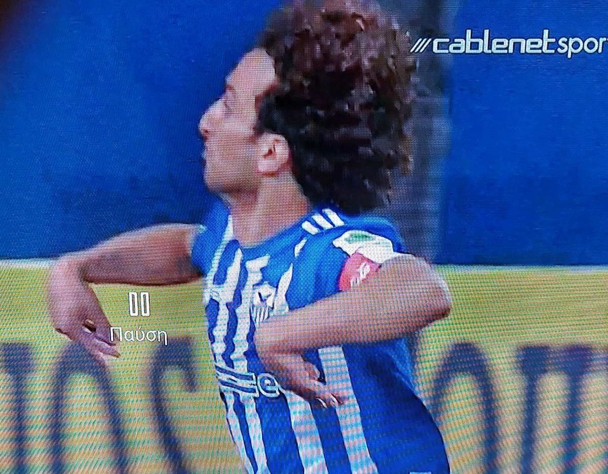 صورة جماهير أبويل القبرصي تقذف ورده بالزجاجات بعد تسجيله هدف فوز فريقه