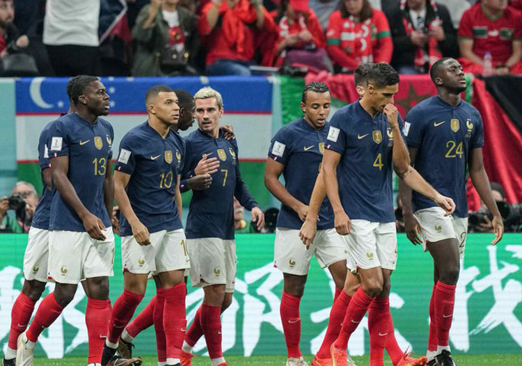 The French national team player shuts down his Instagram account due to insults from the fans